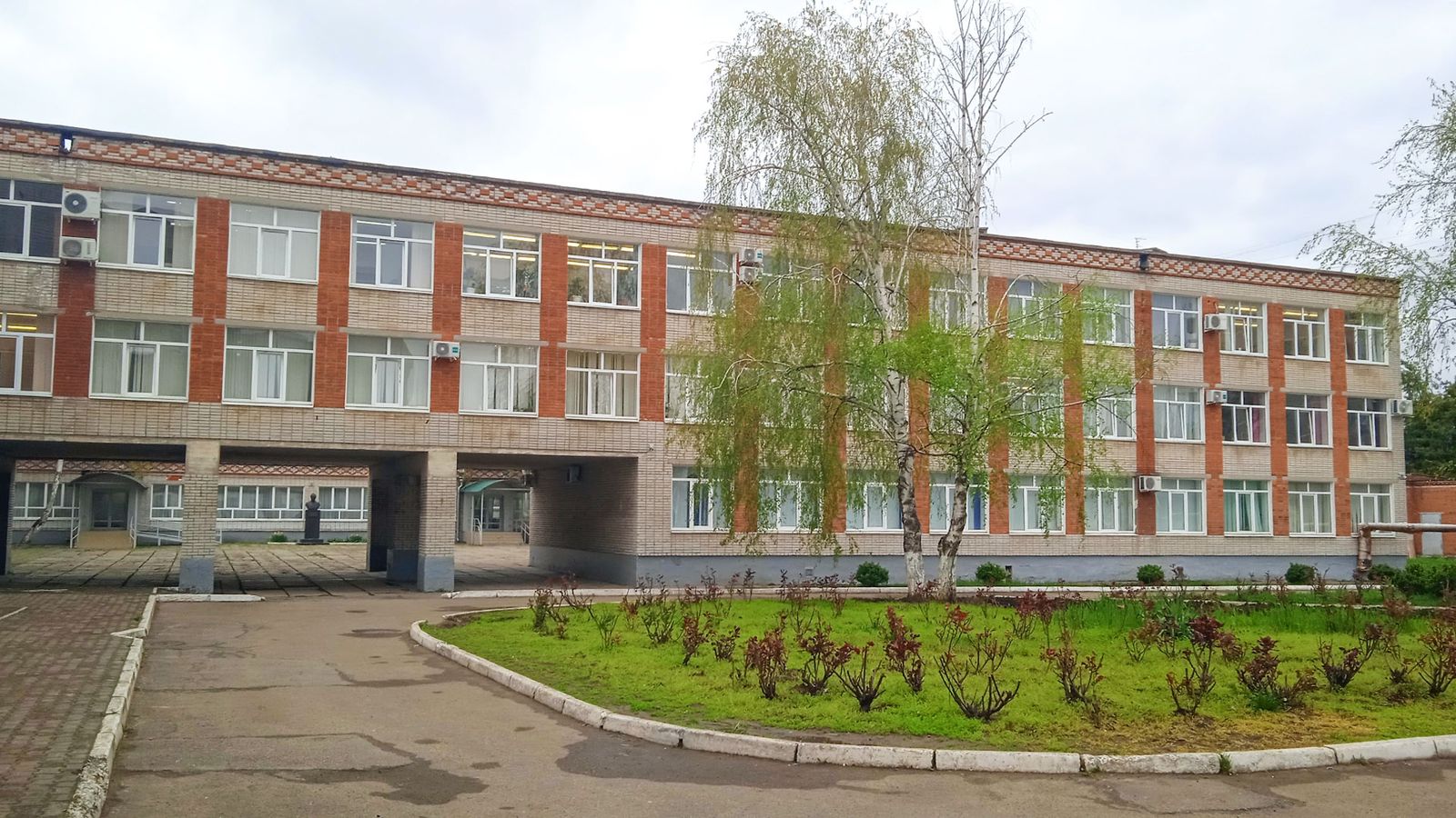Фотография школы.